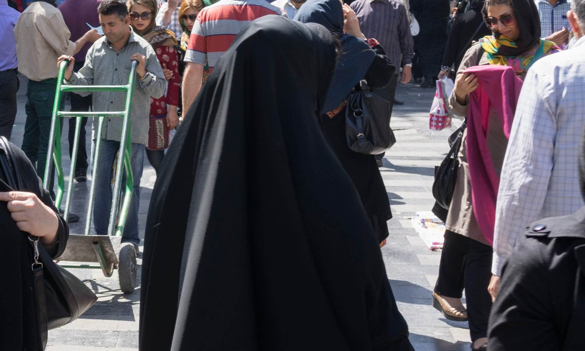 Tehran hijab protest: Iranian police arrest 29 women